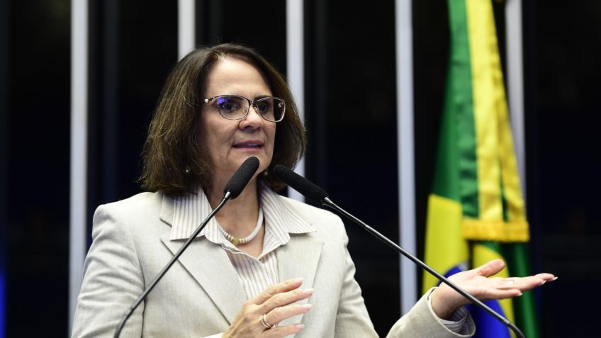 Damares Alves no plenário do Senado