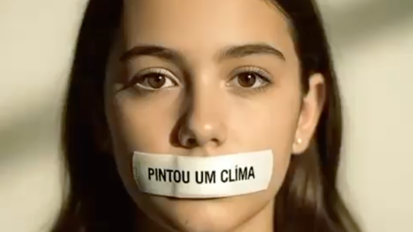 Видео опровергает карманы с стрессовым держателем, занимающим конгресс