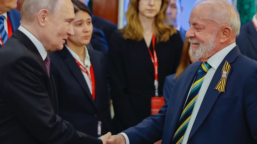 Na imagem, o presidente da Rússia, Vladimir Putin (à esq.), e o presidente Lula (à dir), em jantar oferecido pelo russo nesta 5ª feira (8.mai)