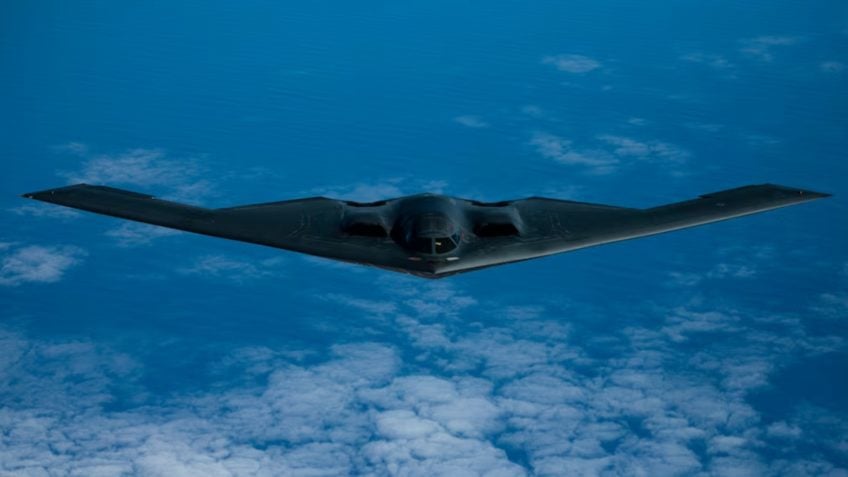 Самолет, который бомбардировал Иран, летящий над Трампом и Путином на Аляске