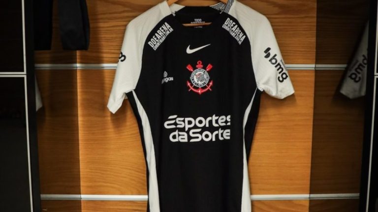Camisa do Corinthians com o patrocínio da Appgas no lado esquerdo do peito