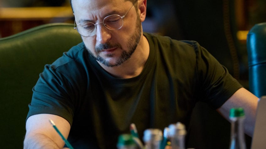 Украины атаки вызывают огонь на русских растениях