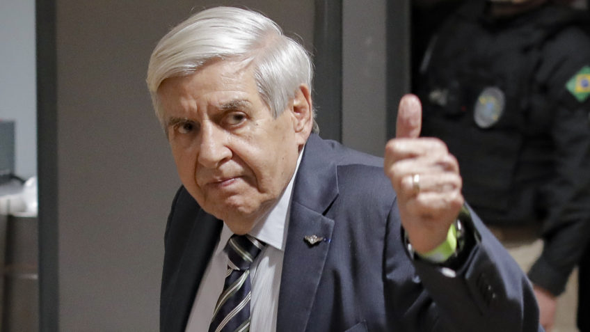 Хелено просит Moraes отобразить фотографии и видео на пробной версии