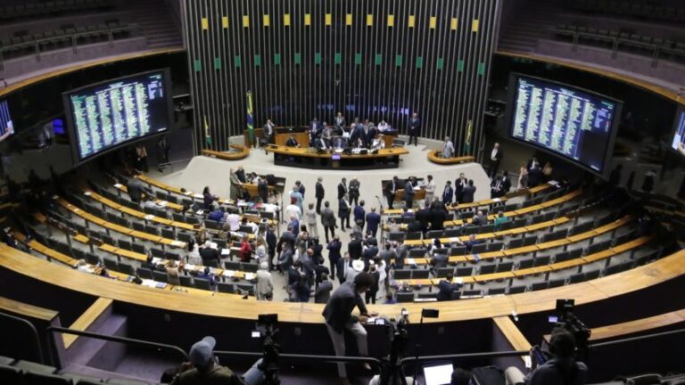 232 депутаты Esplanade голосуют за Armage Pec