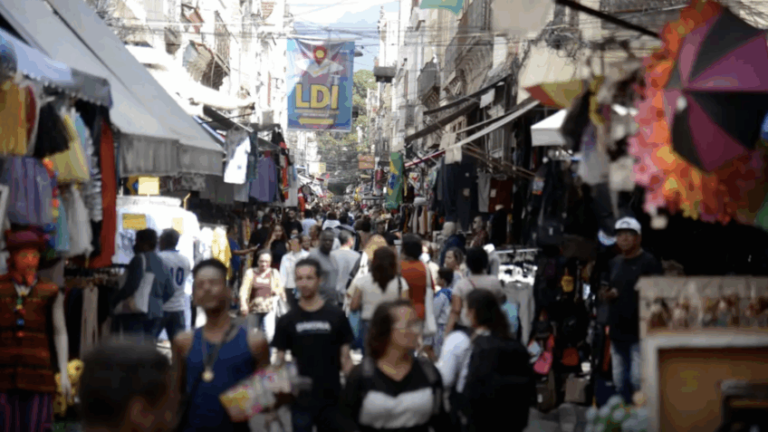 Consumidores fazem compras em ponto de comércio