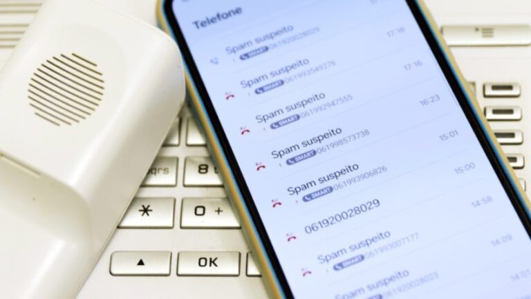 telefone celular com ligações de spam ou fraude