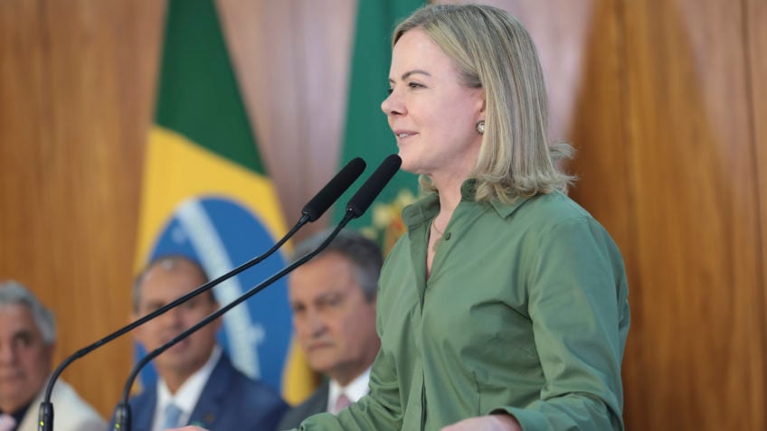 A ministra de Relações Institucionais, Gleisi Hoffmann criticou a carta enviada pelo governador do Distrito Federal, Ibaneis Rocha (MDB), ao presidente dos Estados Unidos, Donald Trump (Partido Republicano)