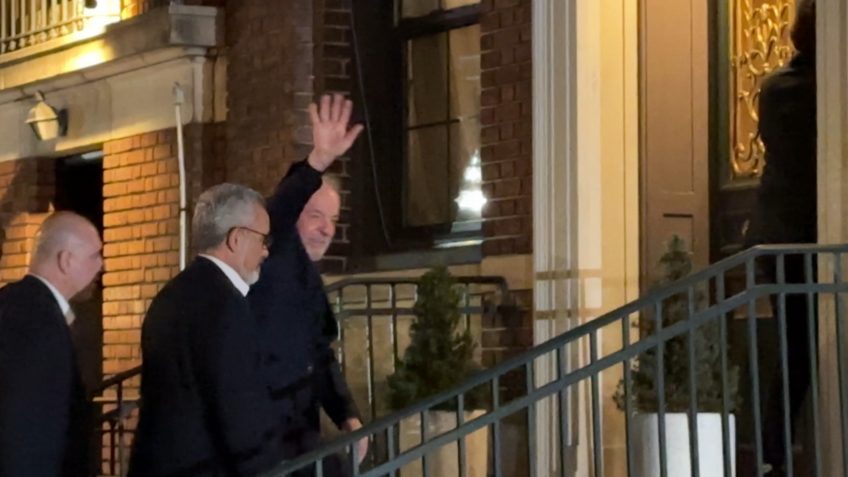 O presidente Lula acenou para jornalistas ao chegar na residência oficial do Brasil em Nova York no domingo (21.set)