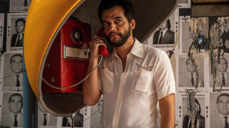Na imagem acima, o ator Wagner Moura no filme "O Agente Secreto"