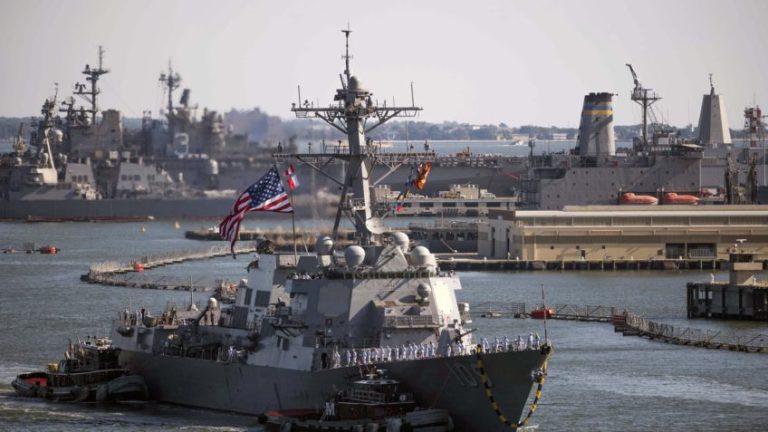 O destróier norte-americano USS Jason Dunham em agosto de 2015