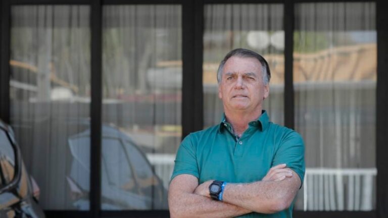 Ex-Presidente Jair Bolsonaro na frente da sua casa, em condomínio de luxo em Brasília, no quinto dia do julgamento de tentativa de golpe de Estado, no Supremo Tribunal Federal (STF