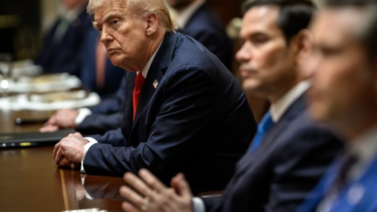 O presidente Donald Trump realiza uma reunião bilateral com o primeiro-ministro australiano Anthony Albanese na Casa Branca, no dia 20 de outubro de 2025