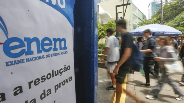 Na imagem, estudantes chegam para fazer a prova do Enem em São Paulo