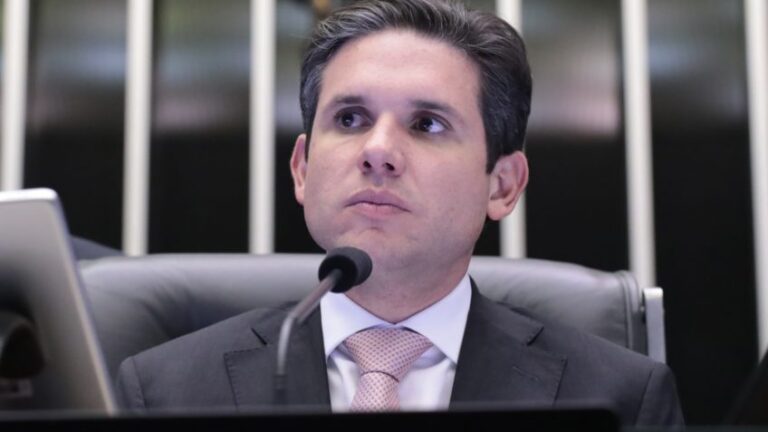 Na imagem, o presidente da Câmara, Hugo Motta, durante a sessão de 24 de setembro de 2025