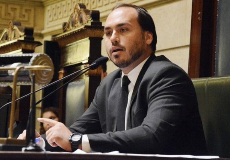 Карлос Болсонару подтверждает предварительную кандидатуру ВС в Сенат