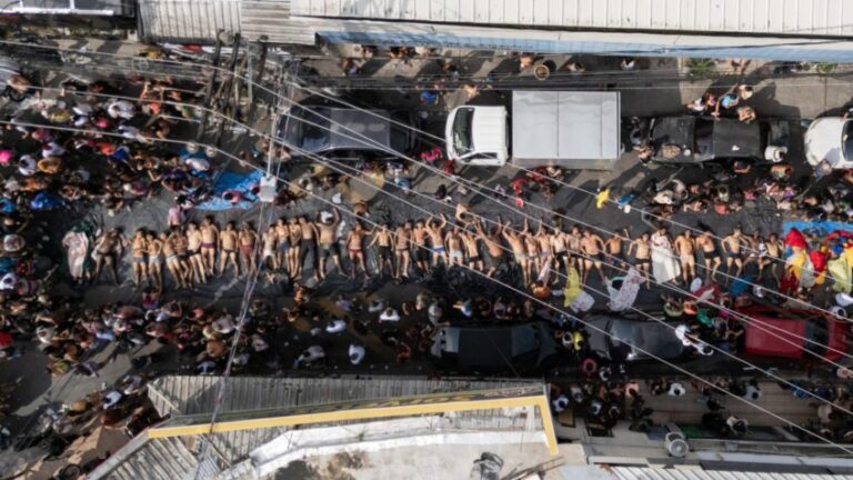 Imagem de drone mostra corpos levados a praça no Complexo da Penha, na Zona Norte do Rio de Janeiro, em 29 de outubro de 2025