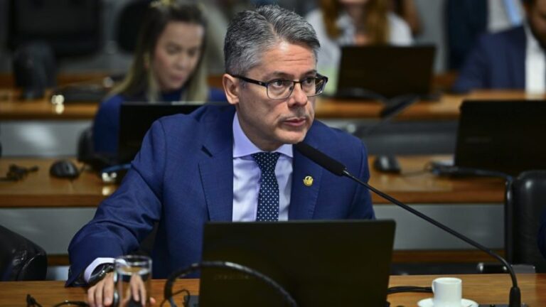 O senador Alessandro Vieira (MDB-SE) na CCT do Senado