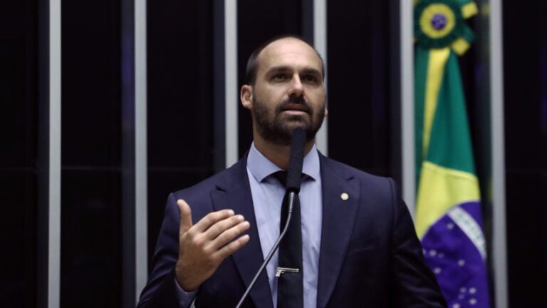 O líder da minoria na Câmara, deputado Eduardo Bolsonaro, discursa em plenário