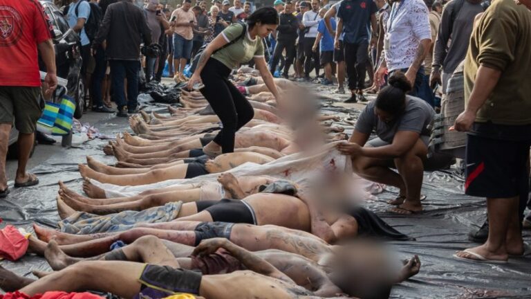 Imagem de drone mostra corpos levados a praça no Complexo da Penha, na Zona Norte do Rio de Janeiro, em 29 de outubro de 2025