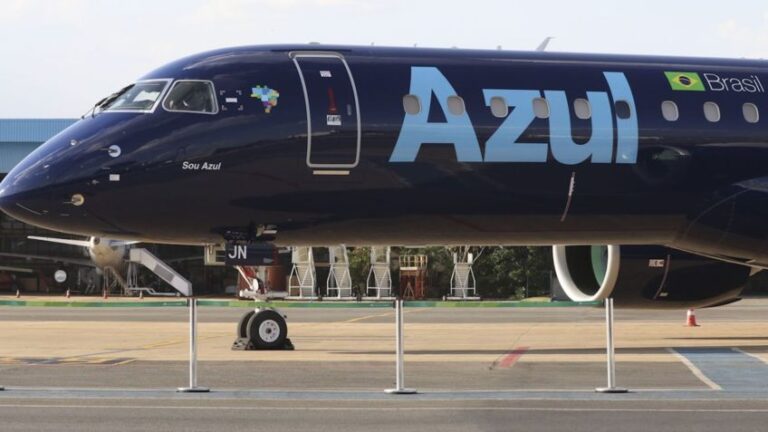 na imagem, um avião da Azul
