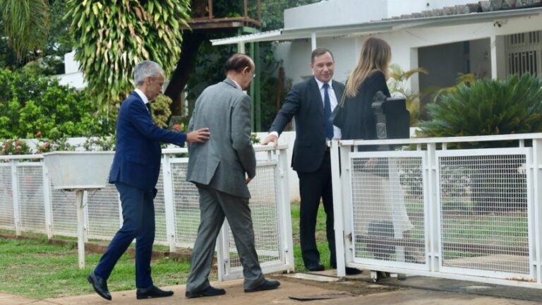 Cid e advogados entrando em sua casa após audiência admonitória e retirada da tornozeleira eletrônica