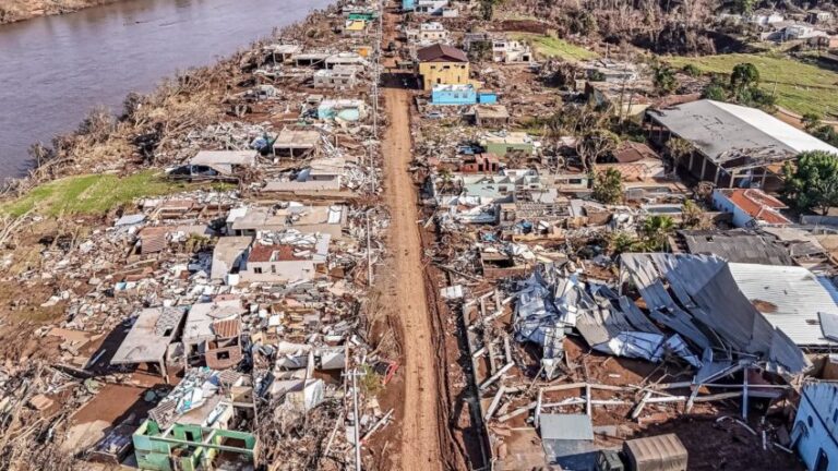 Imagem da devastação do bairro Navegantes, em Arroio do Meio no Rio Grande do Sul; Em 2024, o Estado enfrentou um dos maiores desastres climáticos da história recente do Brasil, que deixou 184 mortos