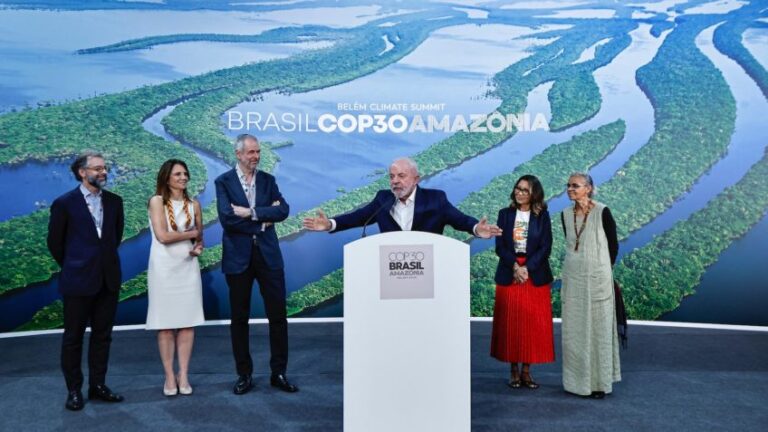 O presidente Lula viajou para Belém nesta 4ª feira (19.nov) para participar de negociações. Ao final, deu uma breve declaração a jornalistas. Ao seu lado, da esquerda para a direita estão: o embaixador Maurício Lyrio, a CEO da COP30, Ana Toni, o presidente da COP30, embaixador André Corrêa do Lago, a primeira-dama Janja Lula da Silva e a ministra Marina Silva (Meio Ambiente)