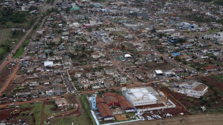 Na imagem, o município de Rio Bonito do Iguaçu, no centro-sul do Paraná, destruído pela chuva