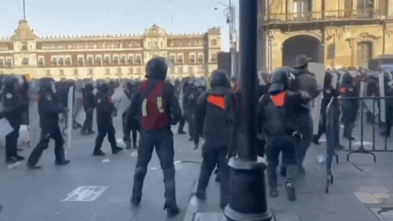 Manifestantes em confronto com a polícia no México