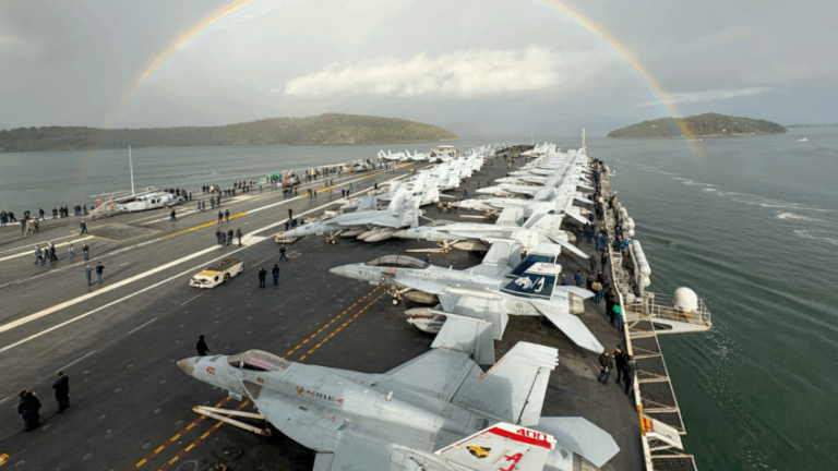 Самый большой в мире авианосец США приближается к Венесуэле