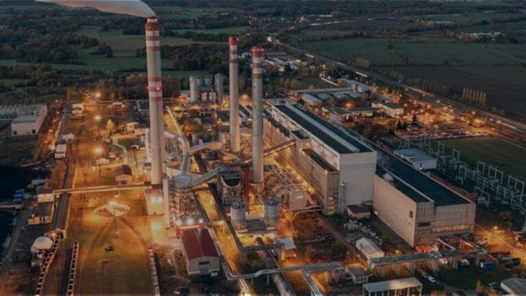 Na imagem, usina térmica ativa produzindo energia