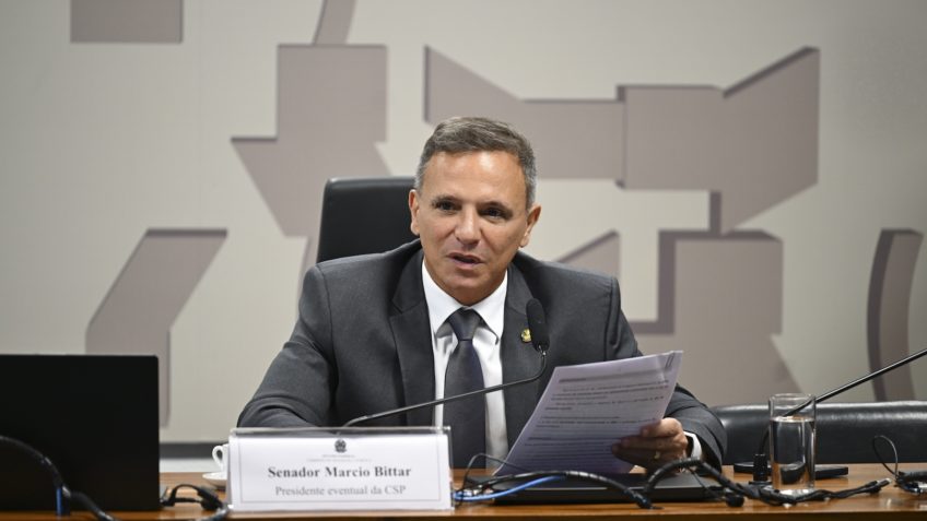 À mesa, presidente eventual da CSP, senador Marcio Bittar (PL-AC), conduz reunião