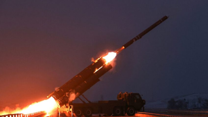 Ким Чен Ын наблюдает за испытаниями крылатой ракеты