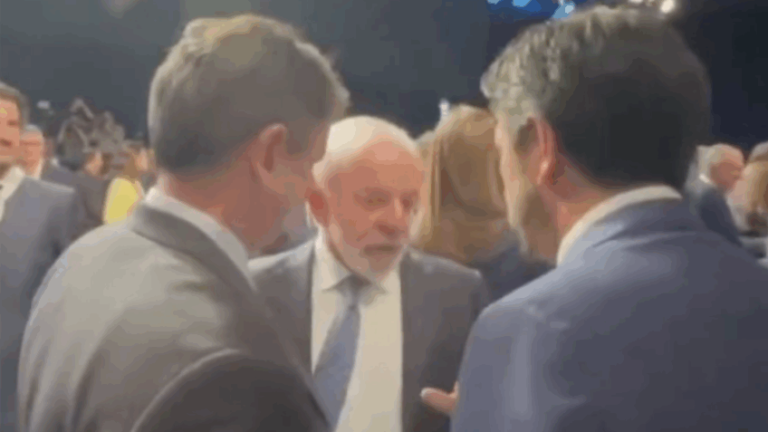 Tarcísio de Freitas, Lula e Ricardo Nunes conversam durante evento de lançamento do "SBT News"