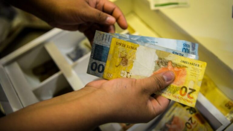A estimativa é que 26,9 milhões de trabalhadores recebam o benefício do abono salarial, totalizando R$ 33,5 bilhões em pagamentos