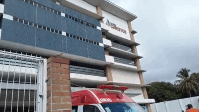 Na imagem, ambulância em frente ao Colégio Christus, em Fortaleza (CE)