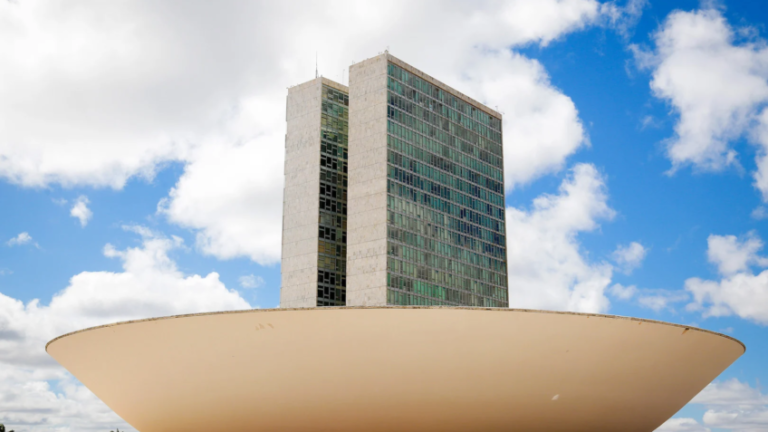 Палата открыла конкурс с зарплатой в 30 тысяч реалов