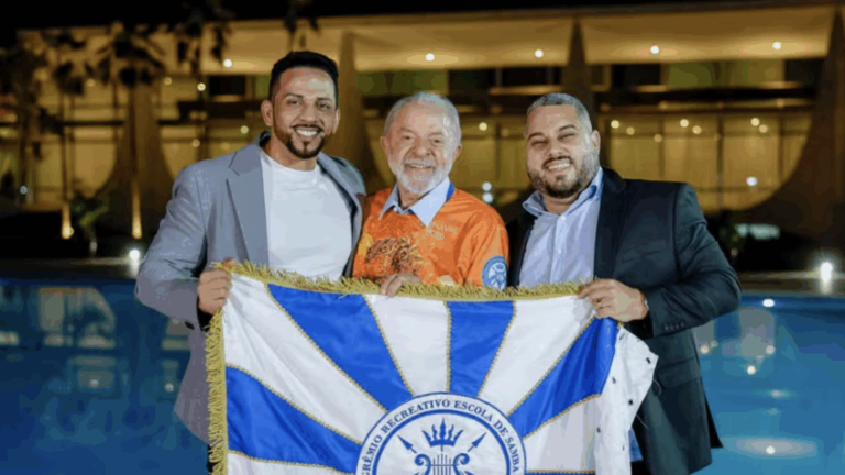 Acadêmicos de Niterói apresentará em 2026 o enredo “Do alto do mulungu surge a esperança: Lula, o operário do Brasil”; na imagem, o presidente com a camisa, a bandeira e dirigentes da escola de samba