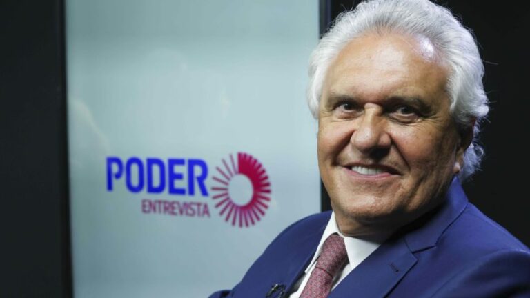 Ronaldo Caiado (União Brasil), governador de Goiás, no estúdio do jornal digital Poder360, em Brasília