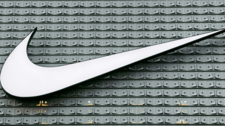 A Nike tenta reagir. Em outubro, Elliott Hill assumiu como CEO no lugar de John Donahoe e prometeu retomar a inovação e reforçar laços com varejistas