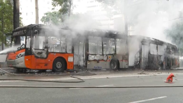 Автобус загорелся на Авенида Ребоусас в Сан-Паулу.
