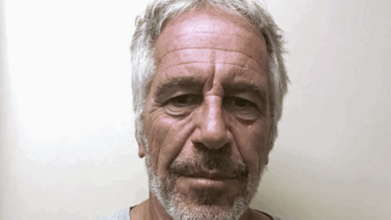 Jeffrey Epstein foi encontrado morto em 10 de agosto de 2019 na prisão de segurança máxima Manhattan MCC; segundo o FBI, o bilionário cometeu suicídio