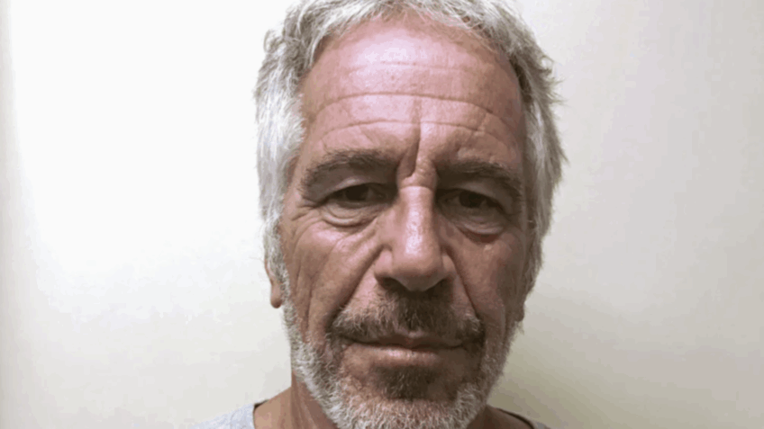 Jeffrey Epstein foi encontrado morto em 10 de agosto de 2019 na prisão de segurança máxima Manhattan MCC; segundo o FBI, o bilionário cometeu suicídio