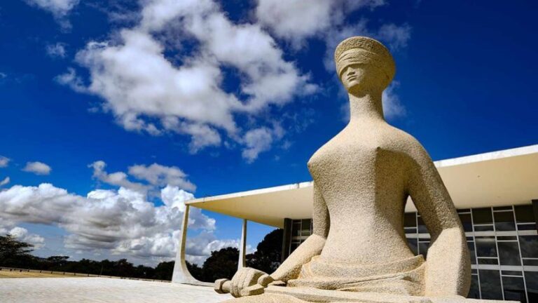 Fachada STF (Supremo Tribunal Federal) com a Estátua da Justiça em destaque.