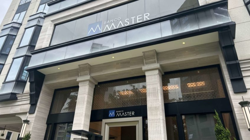 Fachada do Banco Master em 2025, na r. Elvira Ferraz, 440, no bairro do Itaim Bibi, em São Paulo; logotipo da instituição já foi coberto depois da liquidação decretada pelo Banco Central