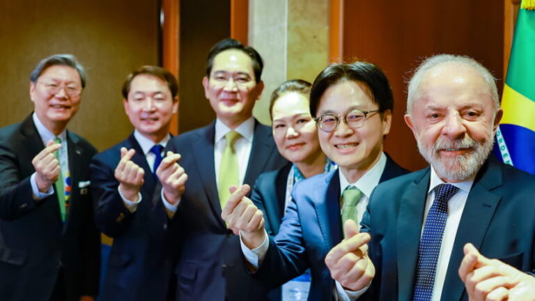 Na foto, Lula com empresários chineses; o presidente da Samsung é o 3º da esquerda para a direita