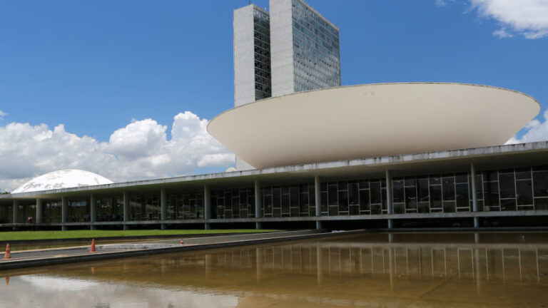 Узнайте, кто является лидерами партии в Конгрессе