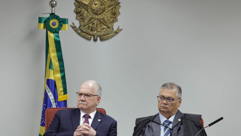Na imagem, ministros do STF, Edson Fachin (à esq.) e Flávio Dino (à dir.), durante sessão do julgamento do caso Marielle Franco