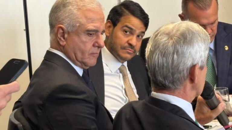 Na imagem, o ministro da AGU (Advocacia-Geral da União), Jorge Messias, durante reunião da Frenlogi (Frente Parlamentar Mista de Logística e Infraestrutura) em que falou sobre a revogação do decreto 12.660 de 2026, que permitia estudos para privatização de hidrovias amazônicas