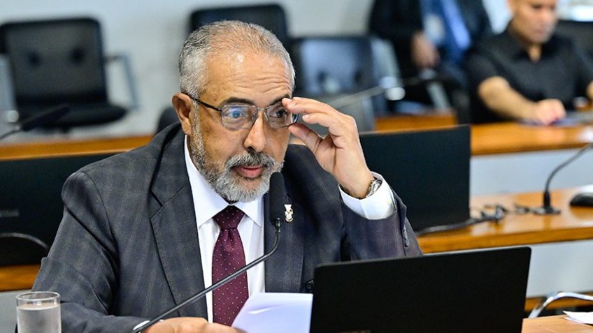 Na imagem, Paulo Paim, que apresentou o projeto inicial.